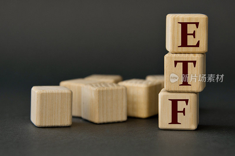 ETF -在黑色背景上木制立方体的首字母缩写